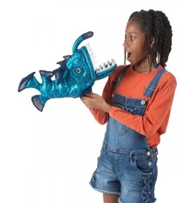 Jeune fille jouant avec Peluche marionnette Poisson lanterne signée Folkmanis